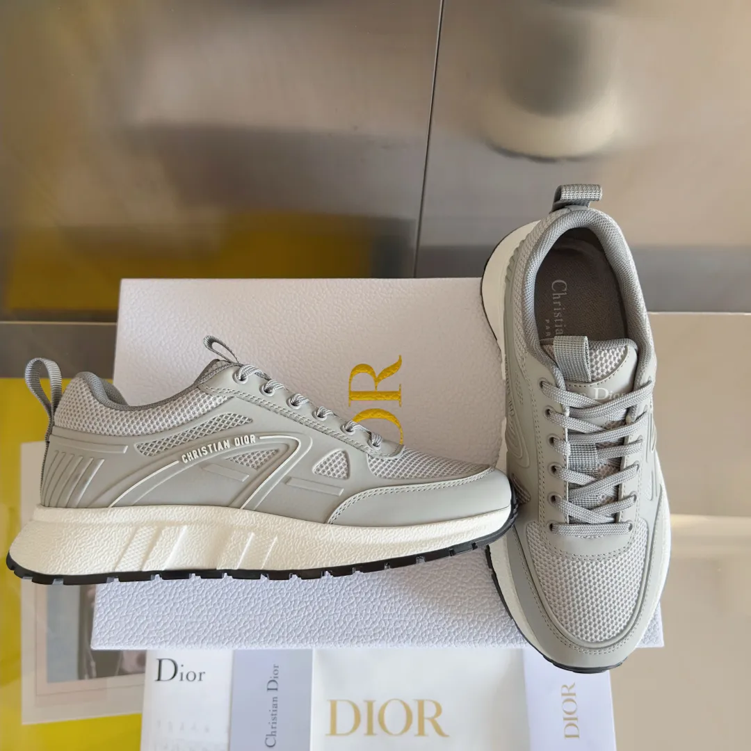 [Dior Dior] P: 640💰Couple model Size: Female: 35-40 (customized at 41), male 39-44. (customized at 45) 2025 Dior Dior autumn and winter new couple model, thick-soled casual sports shoes, originally purchased and developed to reinterpret the sports style with an elegant and fashionable shape. The upper is crafted from white mesh fabric and features the Christian Dior Paris signature on the laces and heel. The exquisite two-color sole is light and soft, which can add a high-end temperament to all kinds of casual looks. The delivery counter is exquisitely packaged🛍📦 ▪️Material: Original custom imported first-layer cowhide ▪️Inner lining: Imported soft sheepskin lining ▪️Sole: Original open-molded anti-slip rubber material ▪️Sole thickness: 4CM